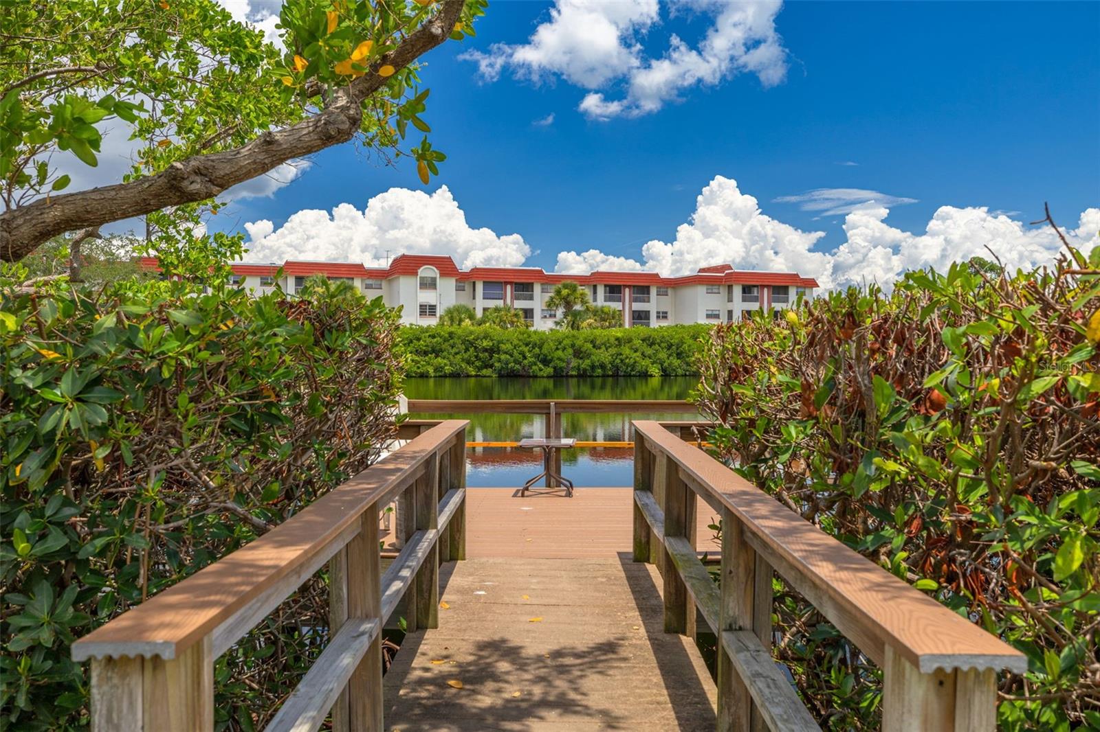 LAKE OVERLOOK APTS - Residential