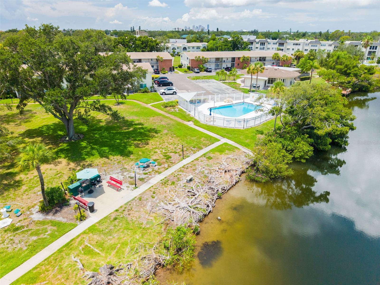 LAKE OVERLOOK APTS - Residential