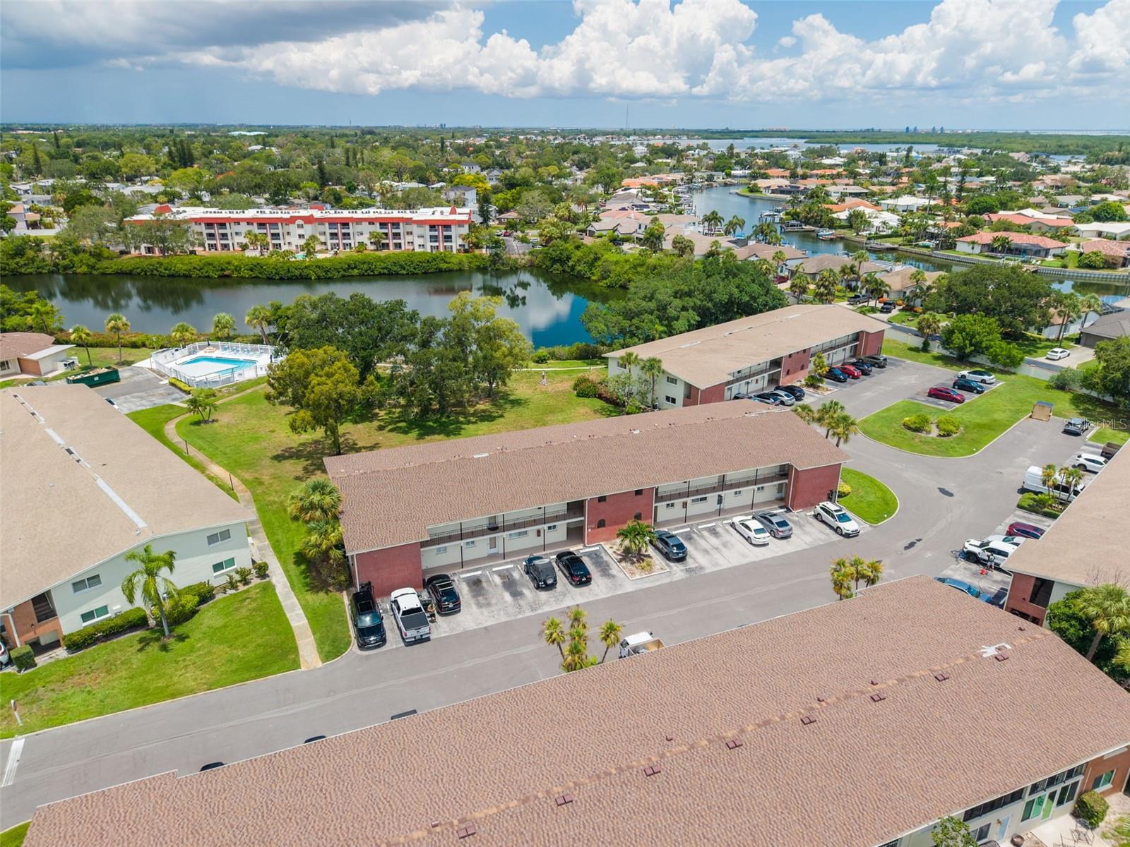LAKE OVERLOOK APTS - Residential