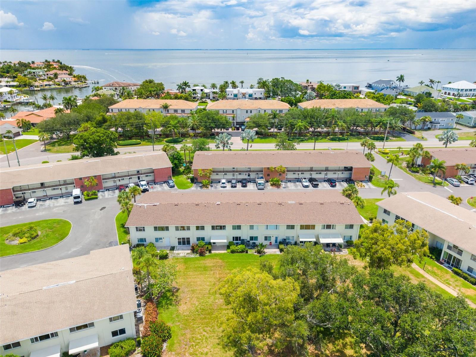 LAKE OVERLOOK APTS - Residential
