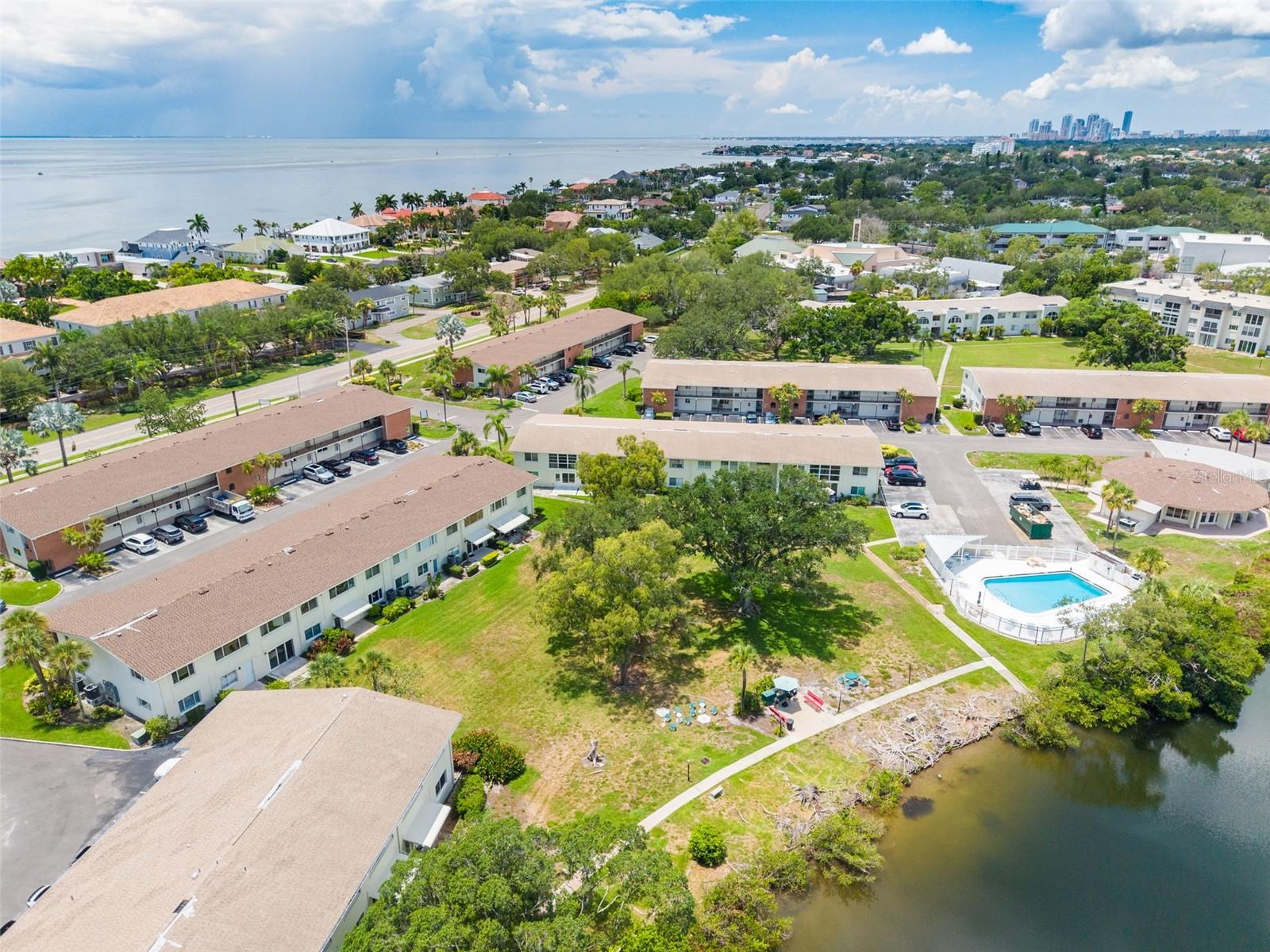 LAKE OVERLOOK APTS - Residential