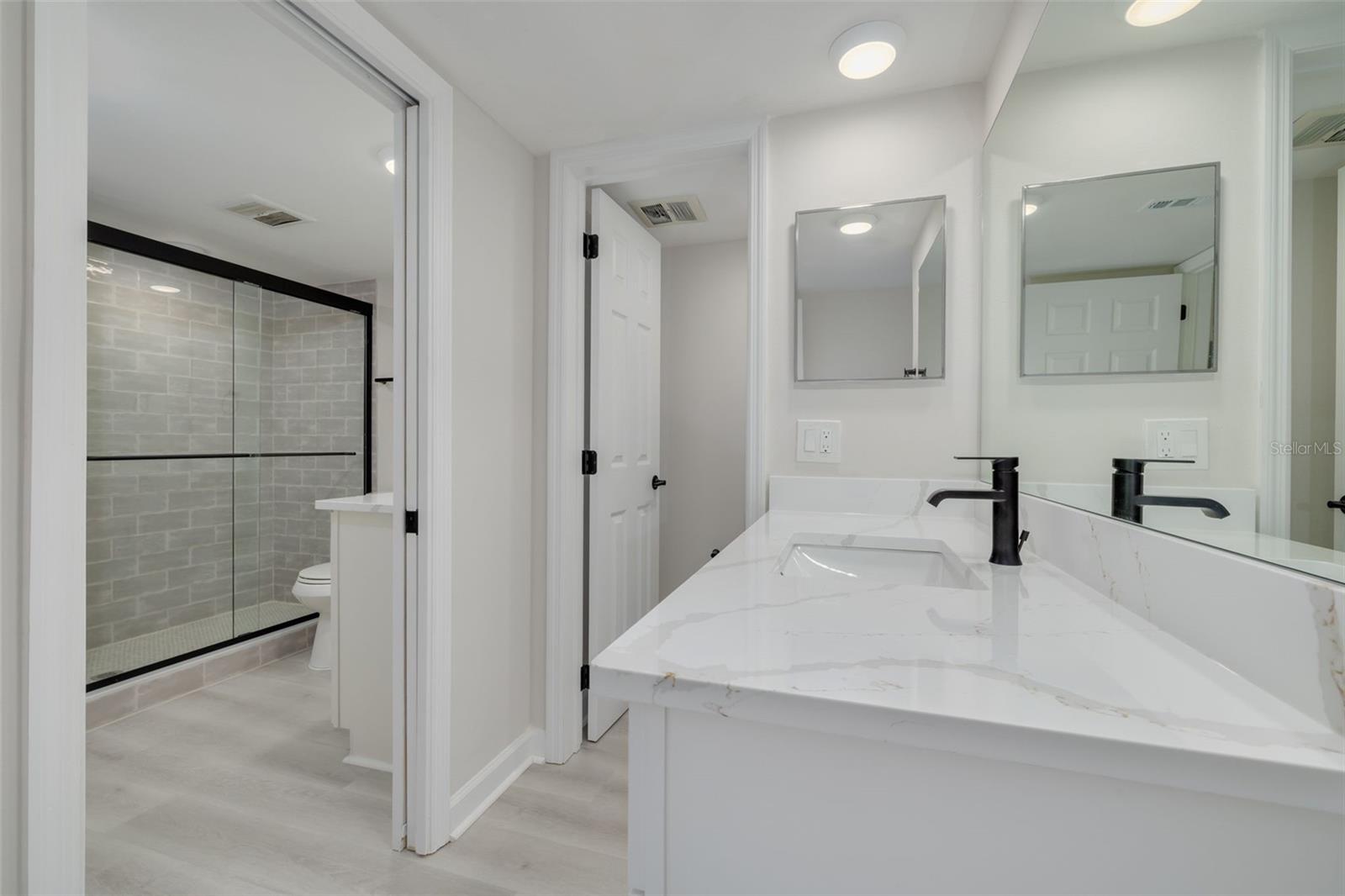 LAKE OVERLOOK APTS - Residential