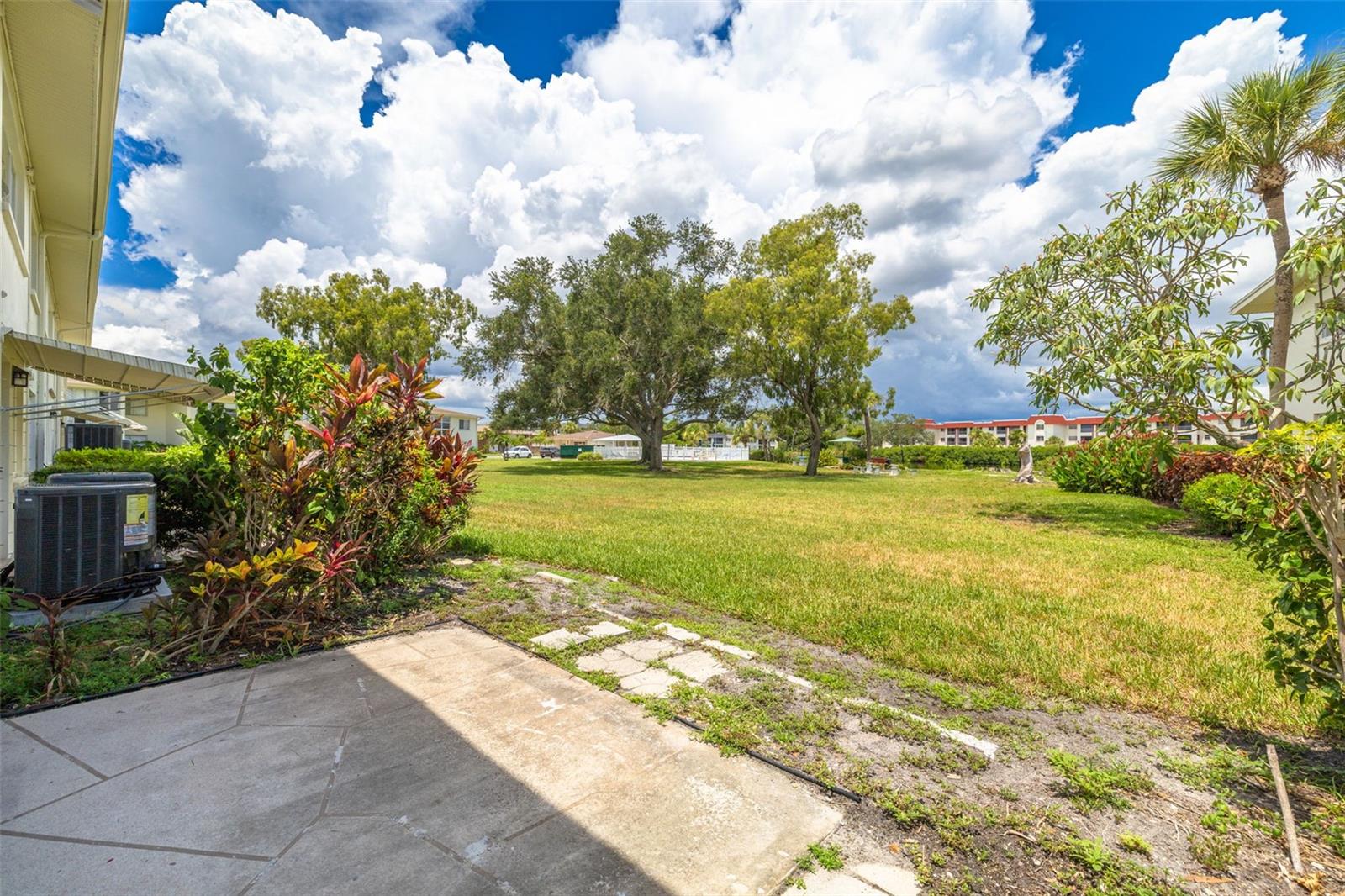 LAKE OVERLOOK APTS - Residential