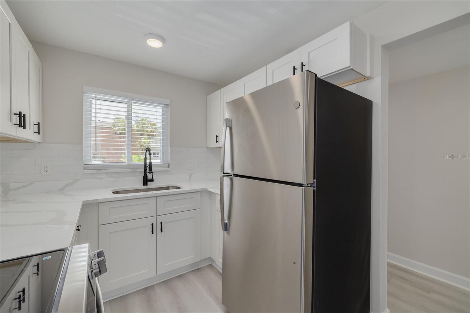LAKE OVERLOOK APTS - Residential