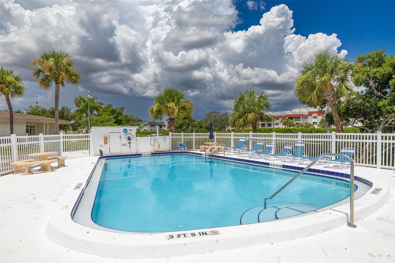 LAKE OVERLOOK APTS - Residential
