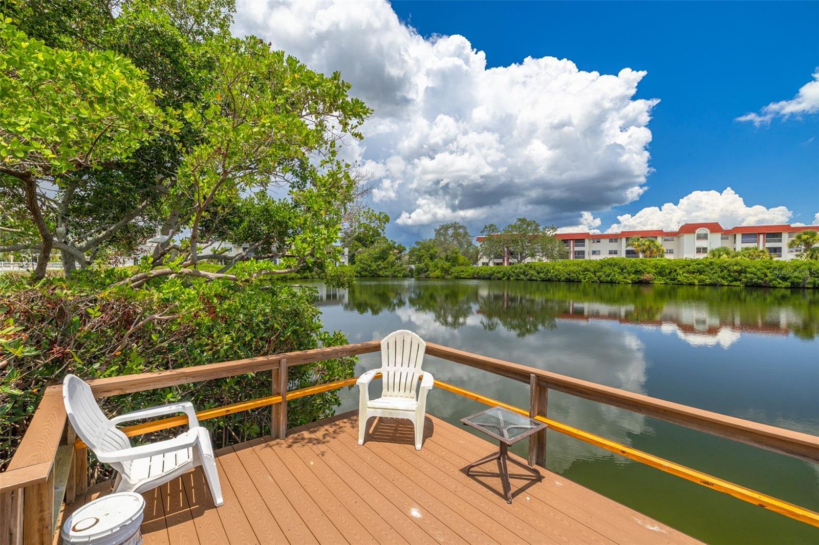 LAKE OVERLOOK APTS - Residential