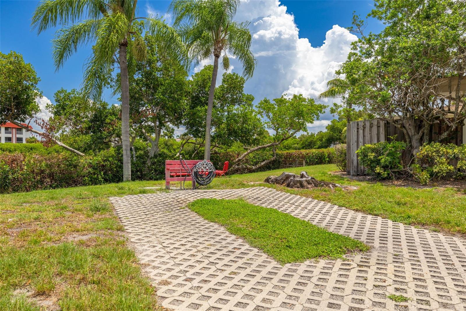 LAKE OVERLOOK APTS - Residential
