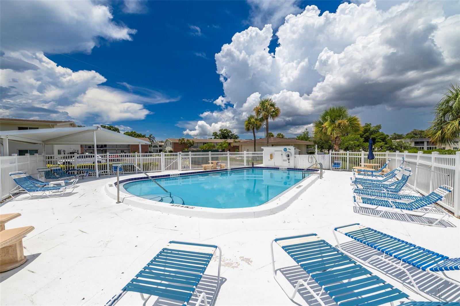 LAKE OVERLOOK APTS - Residential
