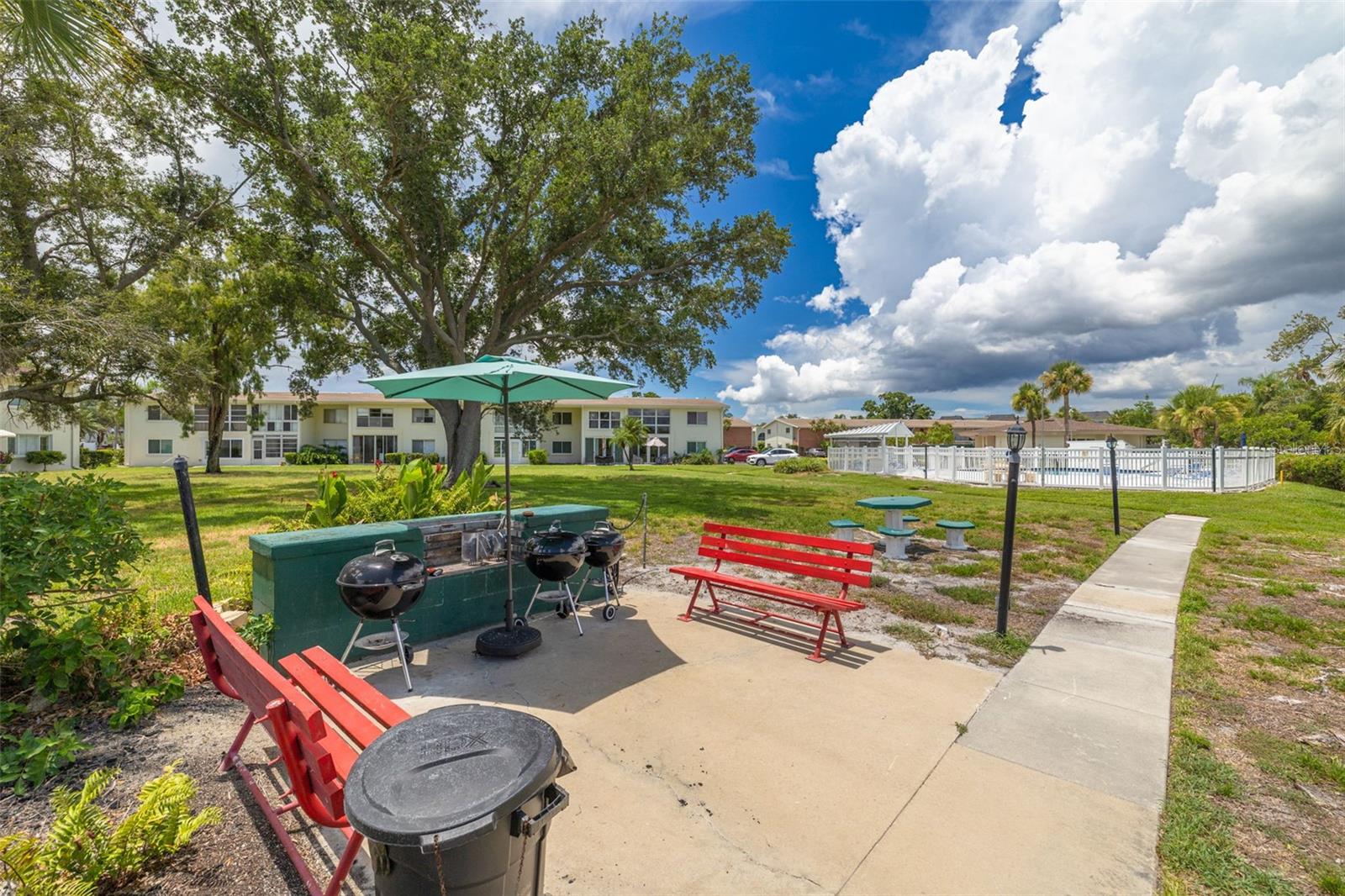LAKE OVERLOOK APTS - Residential