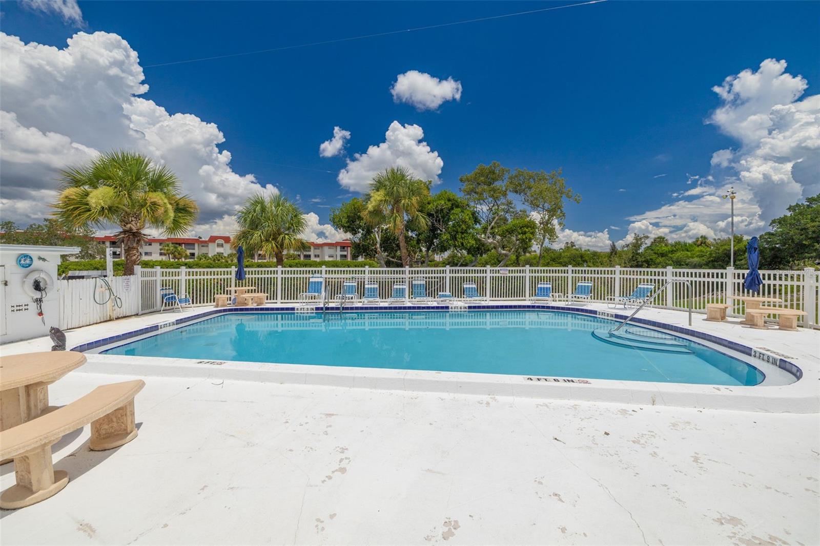 LAKE OVERLOOK APTS - Residential