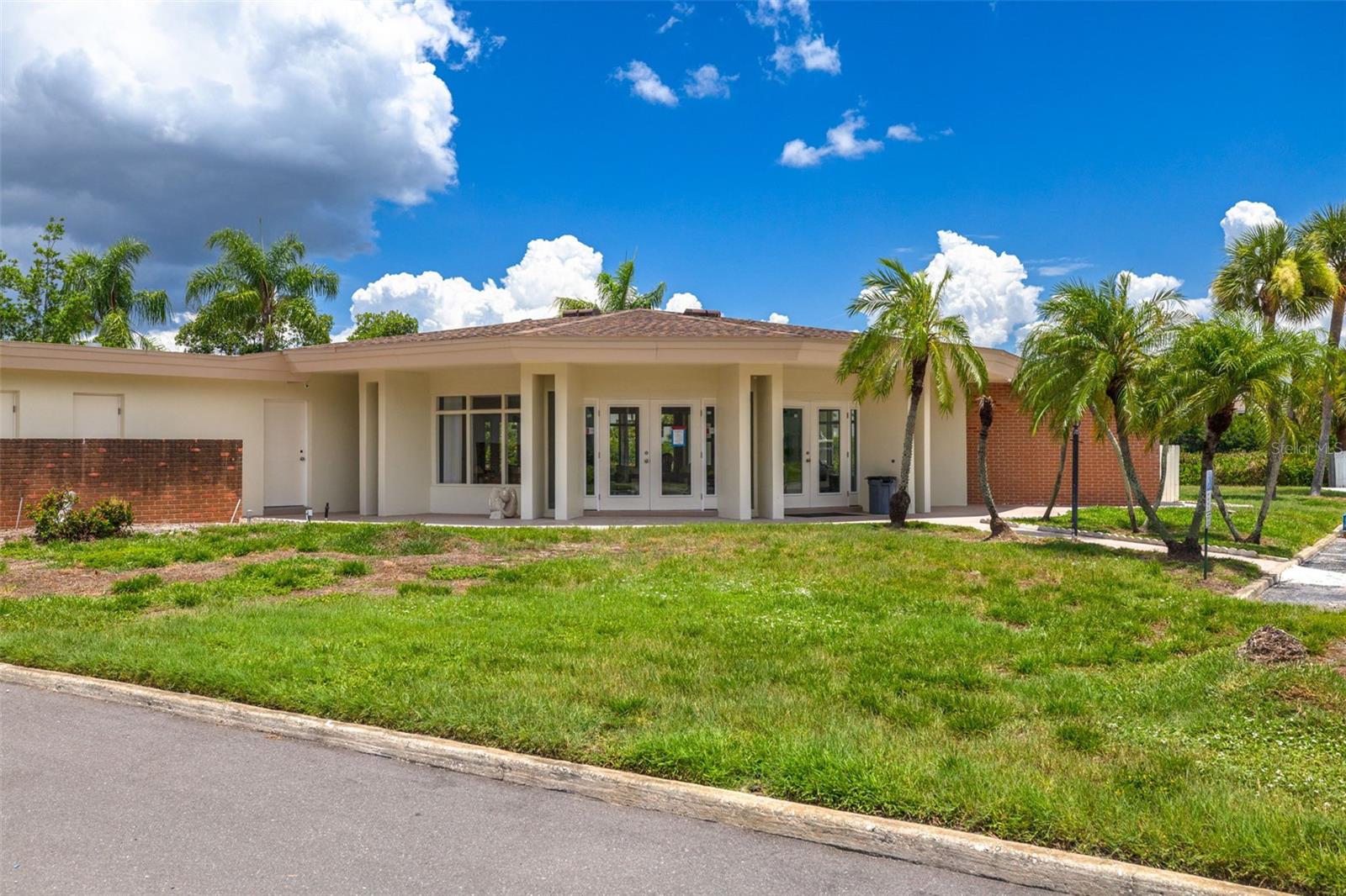 LAKE OVERLOOK APTS - Residential