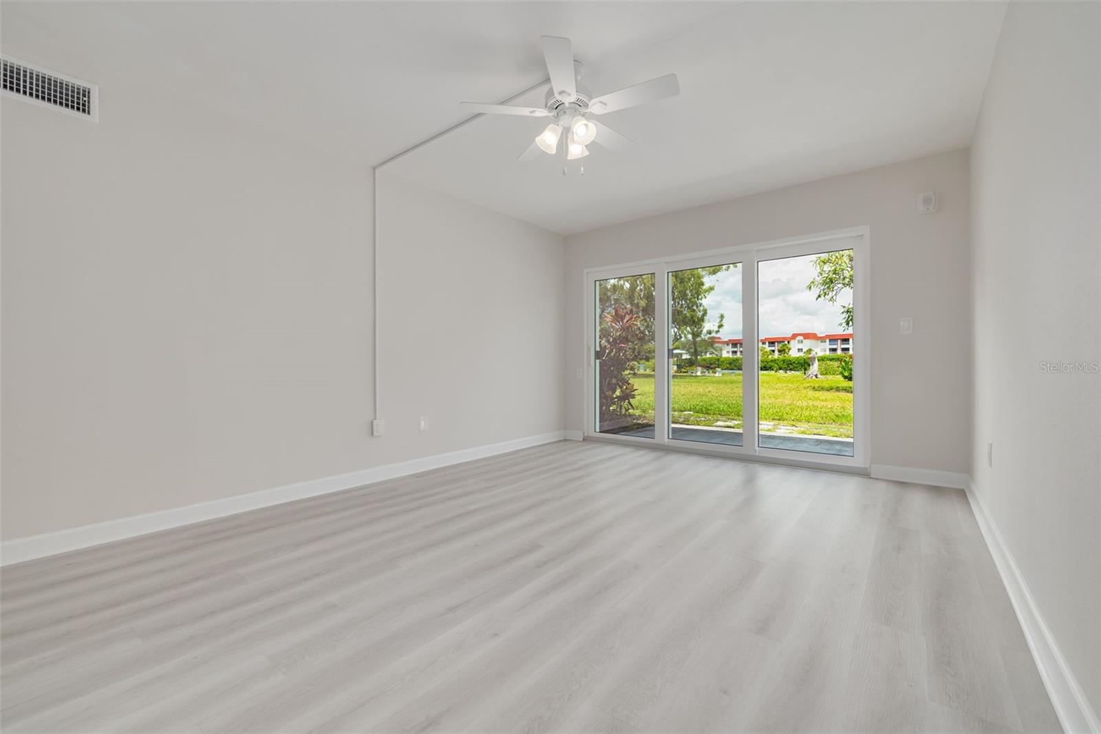 LAKE OVERLOOK APTS - Residential