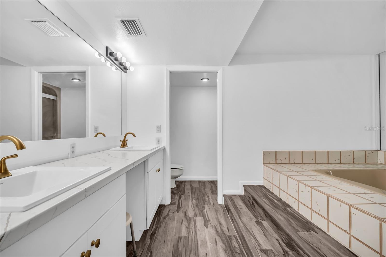 VIEWPOINT-ON-THE-BAY CONDO - Residential