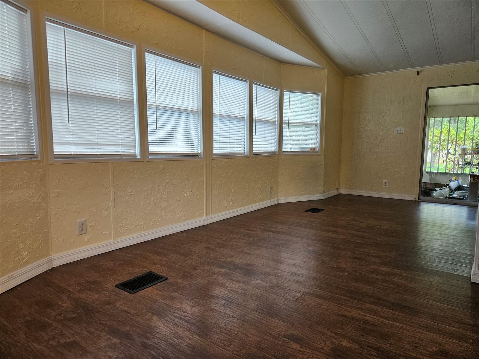 PINE HILLS MOBILE HOMESITES UNREC 164 - Residential Lease