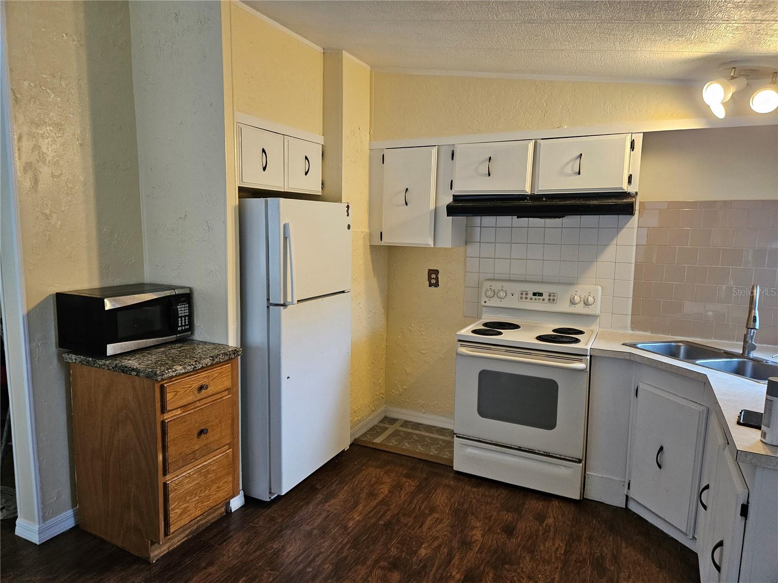 PINE HILLS MOBILE HOMESITES UNREC 164 - Residential Lease