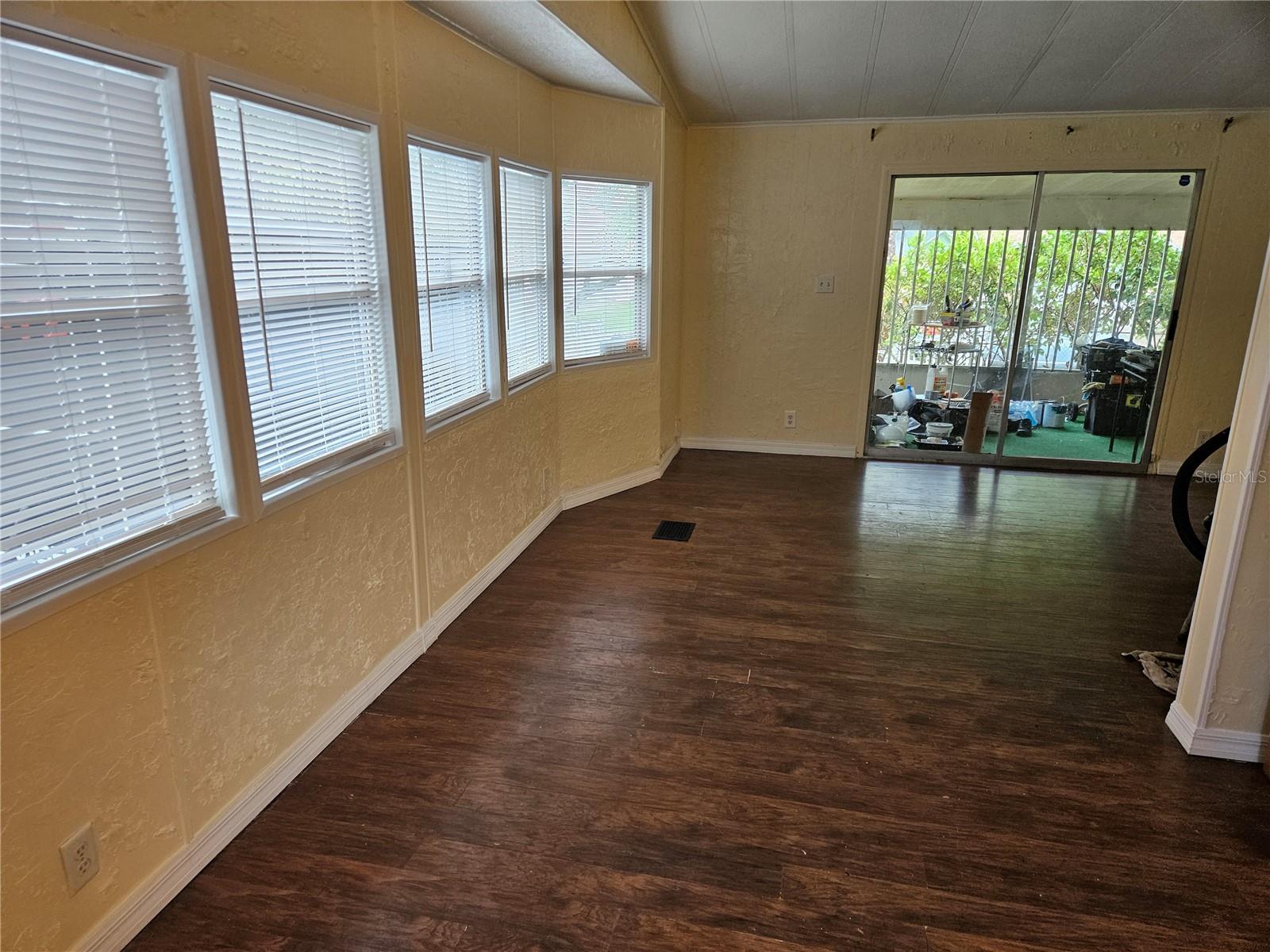 PINE HILLS MOBILE HOMESITES UNREC 164 - Residential Lease