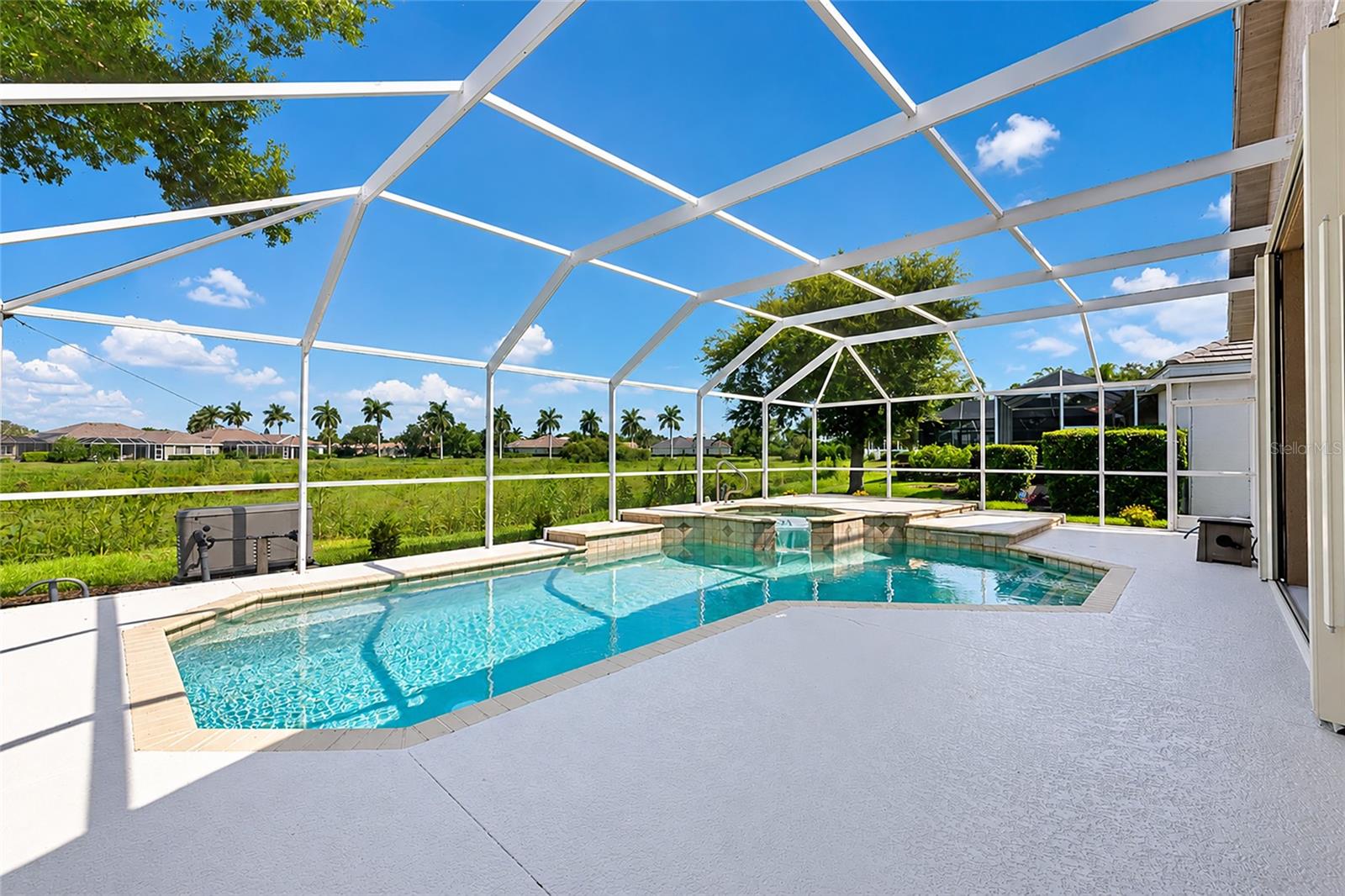 THE HAMPTONS - Residential