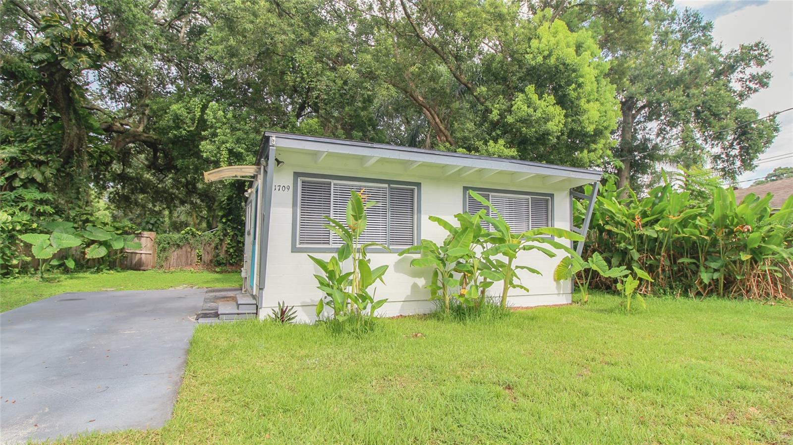 This charming 1 bed/ 1 bath bungalow is ready and waiting for new renters! The wood beam accents highlight the vaulted ceilings and the open floor plan makes this quaint home feel spacious. Located in the Hourglass district with access to shopping, dinning, major highways all while being just a hop, skip, and jump away from Downtown Orlando. This home will go quick so don't miss out!

*Please note this home doesn’t have washer and dryer connections.*