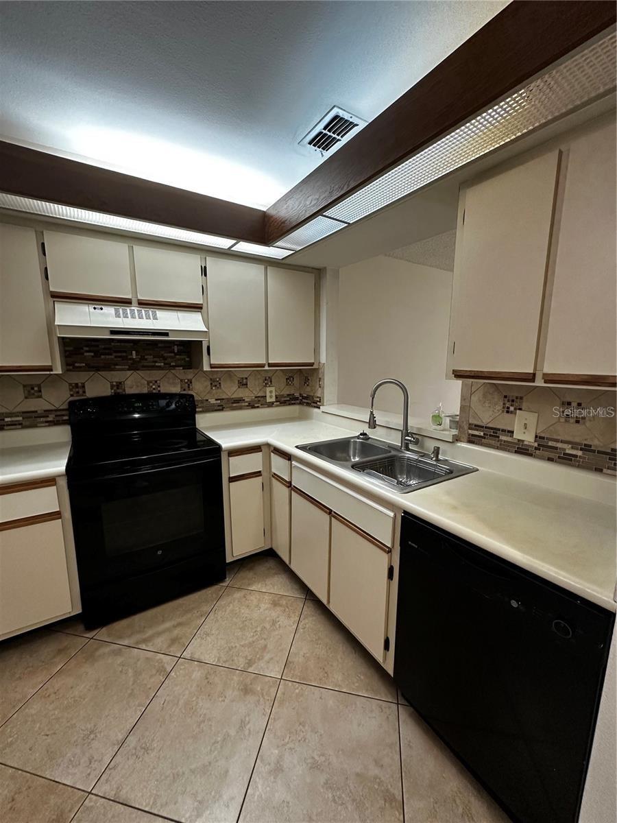 CLUB VILLAS AT WIMBLEDON PARK CONDO - Residential Lease