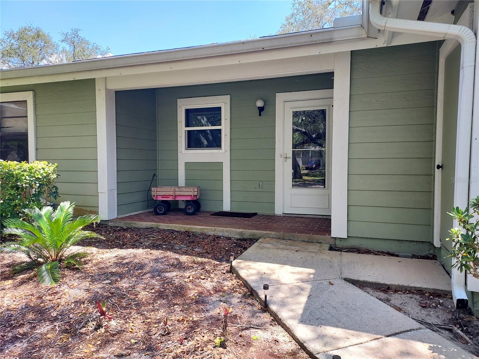 Lovely seasonal lease in Tarpon Springs.  Clean non smoking and no pets. Rent includes utilities! Even Cable and internet!
  Active clubhouse just steps away that offers many activities. There's a heated indoor olympic size pool to swim all winter! Also a weight room, bingo Fridays, and so much more! Tarpon Springs Sponge Docks 10 minutes away, close to beaches too!
 Owner wishes to have a seasonal tenant for the minimum of three months. Available!