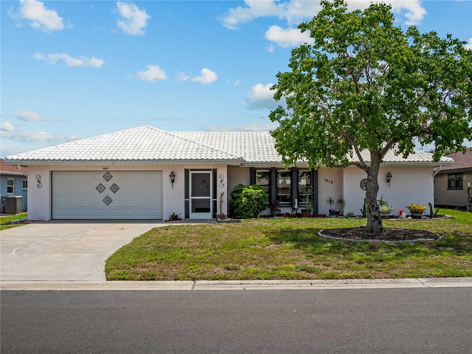Great Venice Location in Jacaranda. Large Bedroom's each with Walk in Closets.  Living room and family room design. Sliding glass doors to the pool off of the master bedroom, dining room and famliy room. Sliding window from the kitchen to the pool.  Pool bath. Inside utility room.
The floor plan checks off a lot of boxes. Let's go make this your own.  Easy to see.