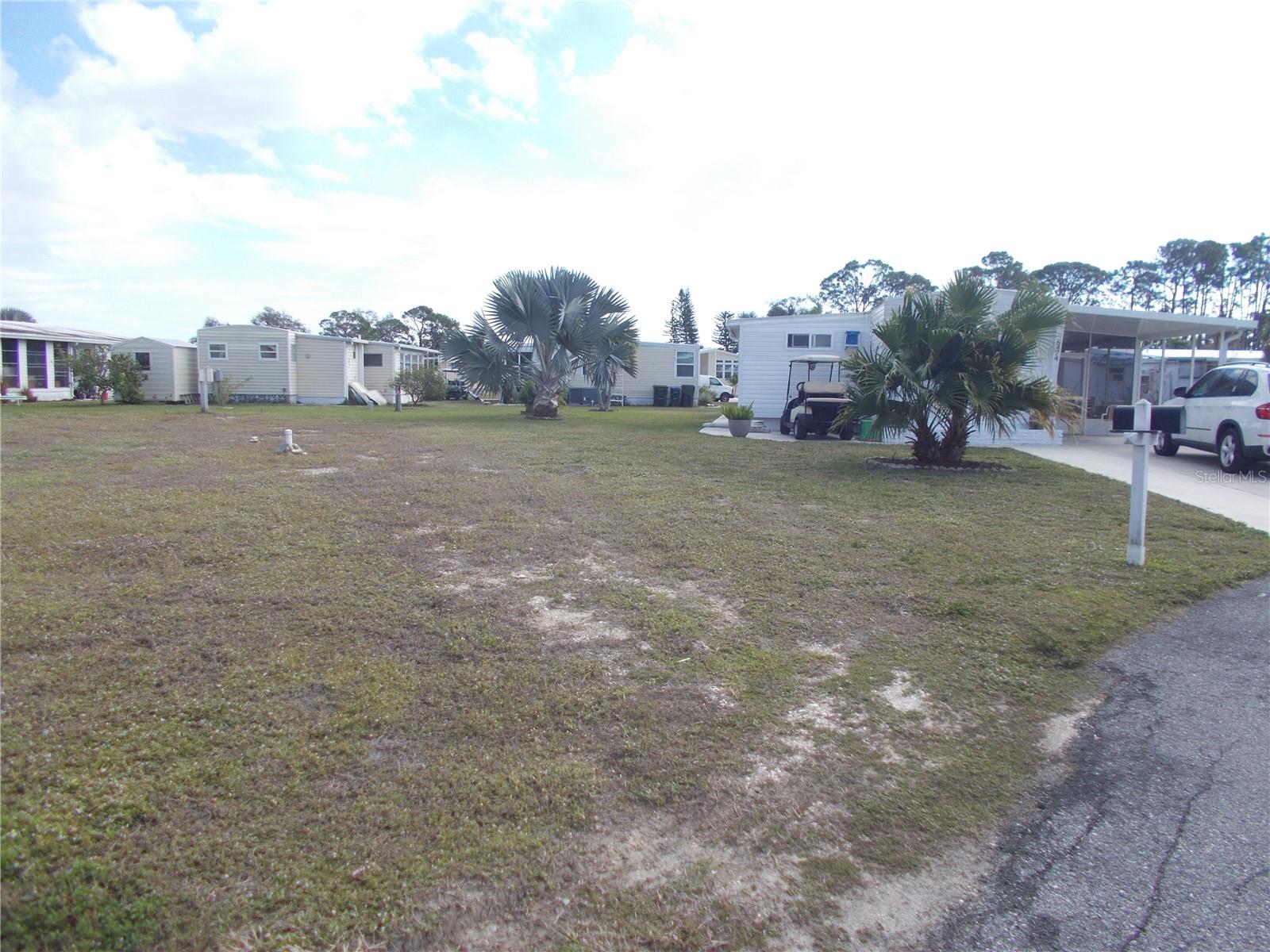 HOLIDAY PARK - Land
