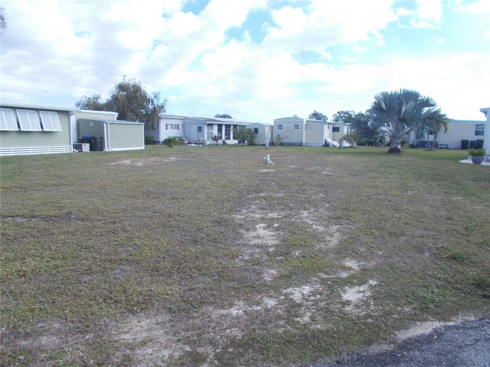 HOLIDAY PARK - Land