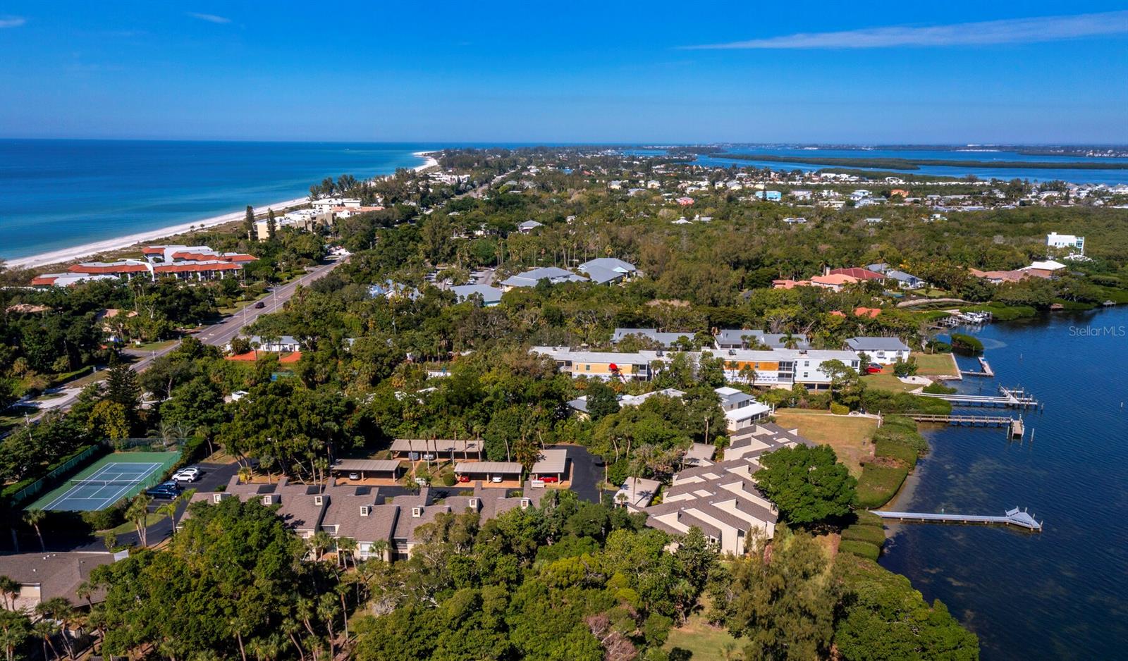 THE BANYAN BAY CLUB - Residential