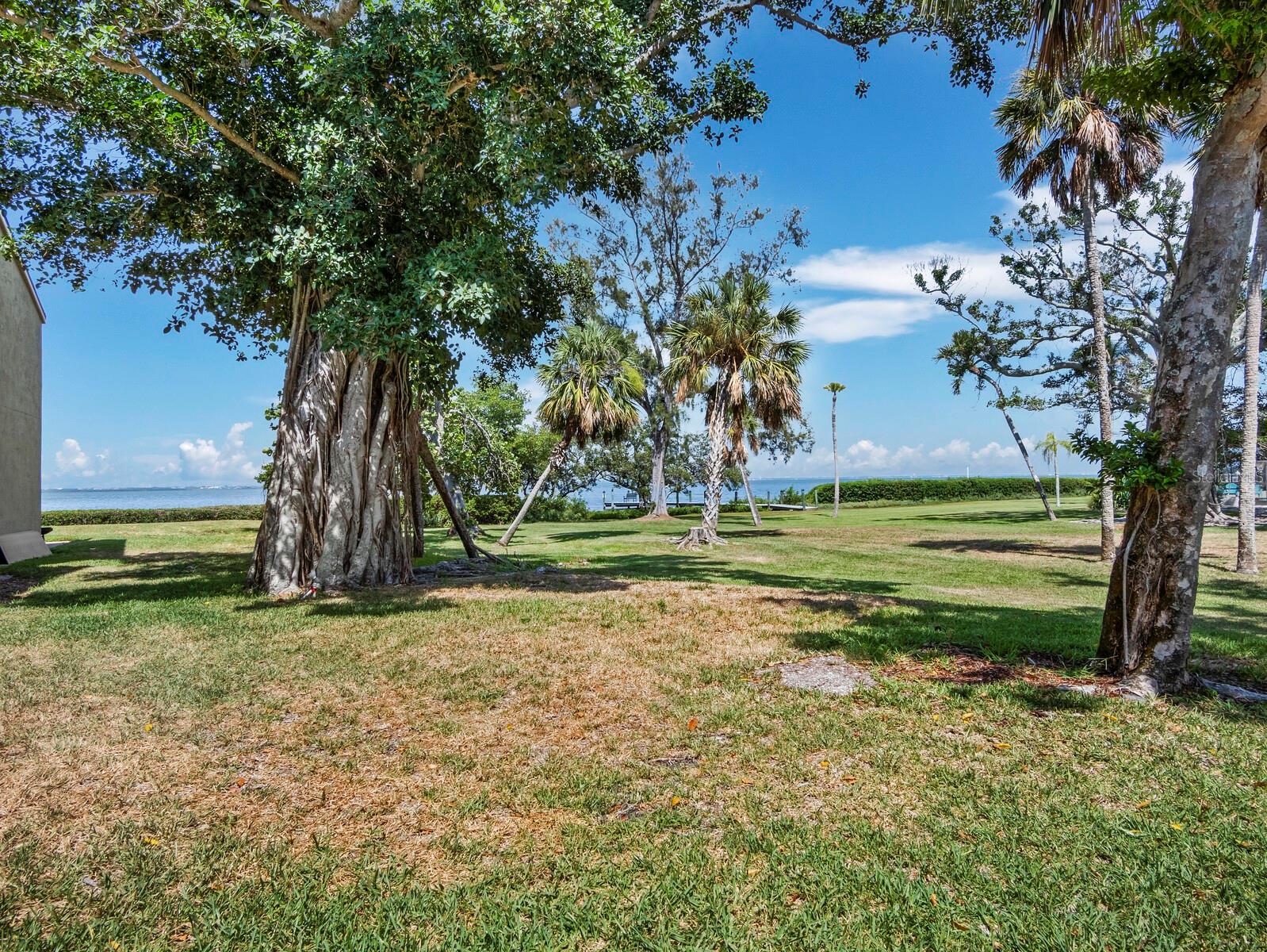 THE BANYAN BAY CLUB - Residential