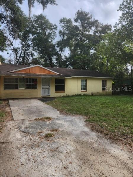 Great location, close to 301 and centrally located between Ocala & Gainesville. 3 bedrooms & 1 bath, family room has beautiful fireplace,  large indoor laundry room. Updated kitchen cabinets, tile throughout. Tons of potential. Needs some TLC. Newer outside HVAC unit.