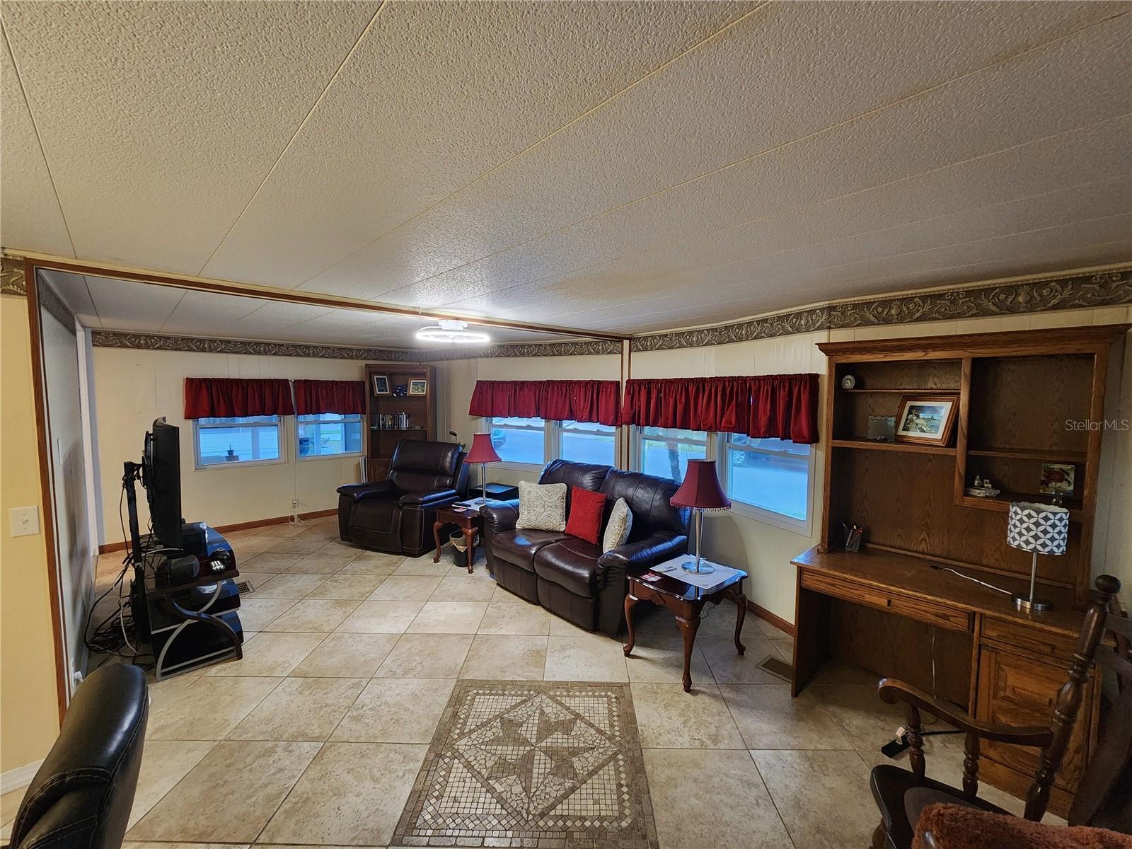 PALM LAKE ESTATES - Residential