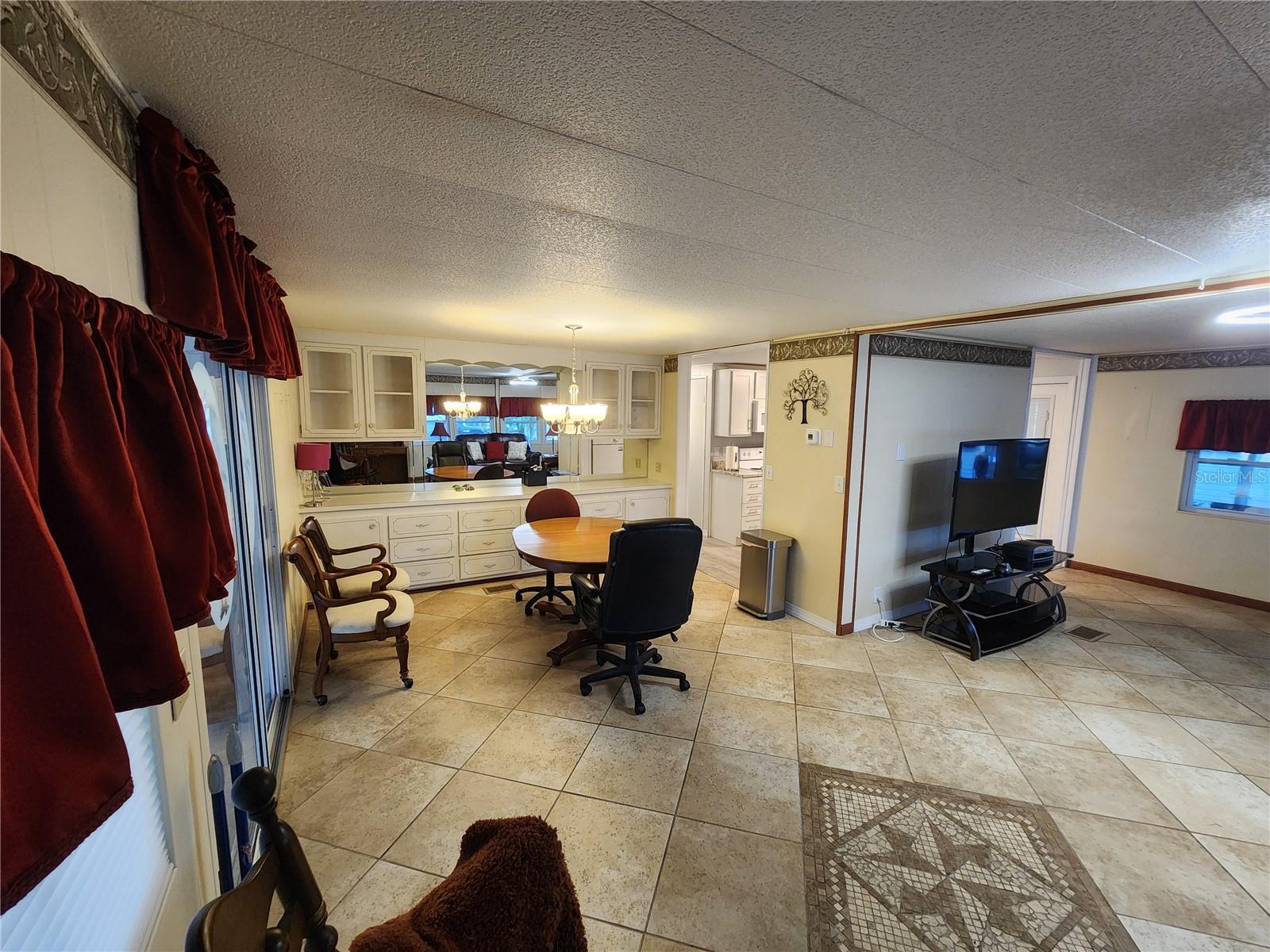 PALM LAKE ESTATES - Residential