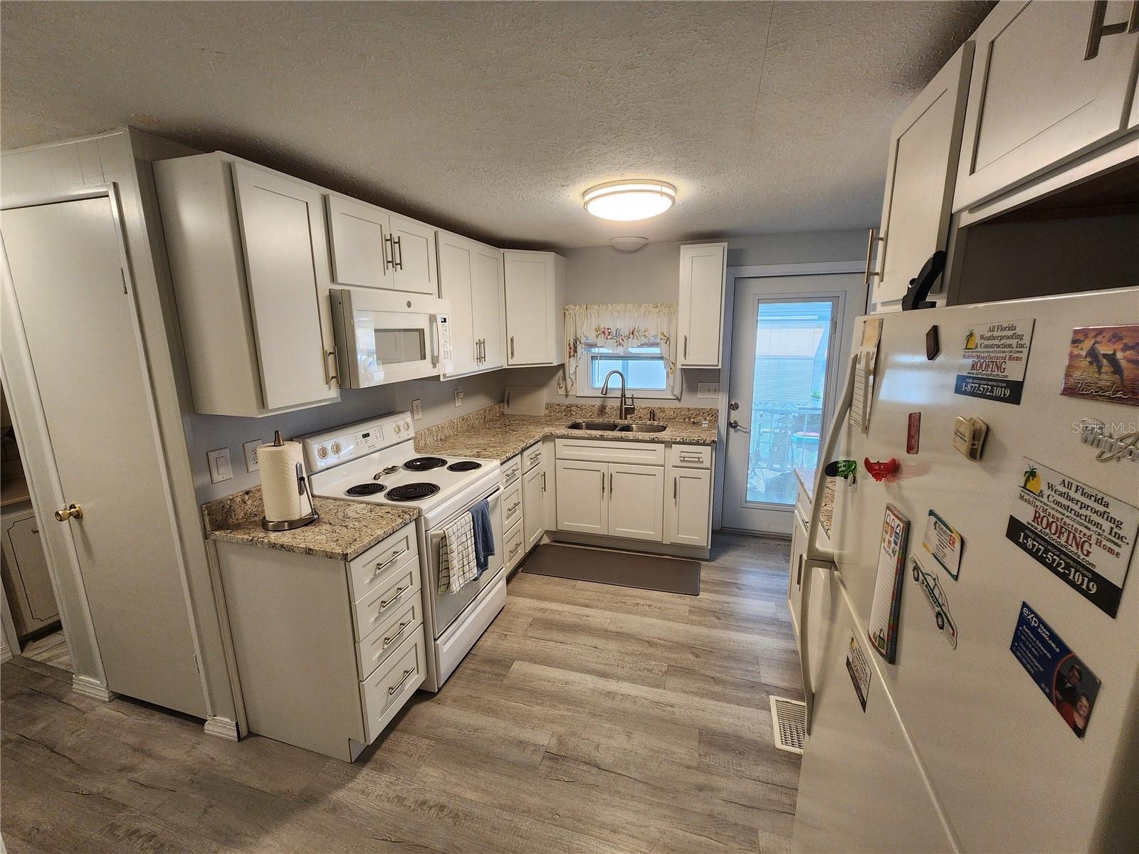 PALM LAKE ESTATES - Residential