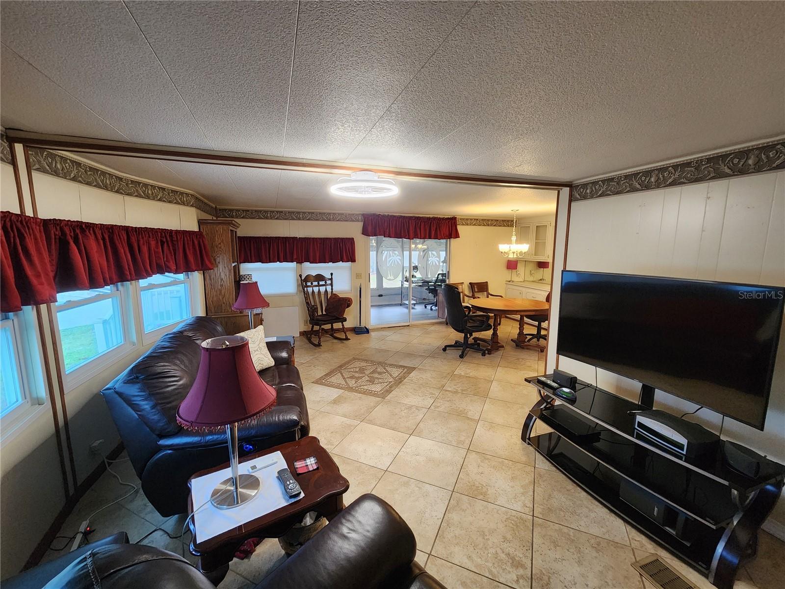 PALM LAKE ESTATES - Residential