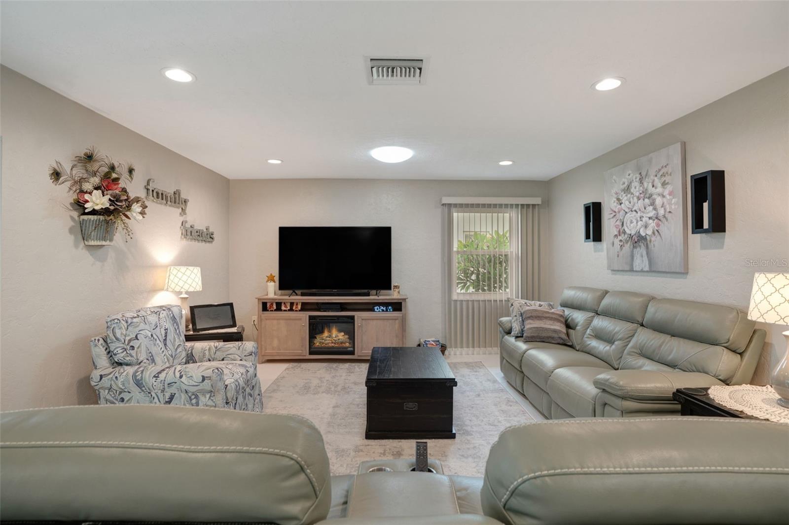 VILLAGE GREEN FOREST LAKE 14 - Residential