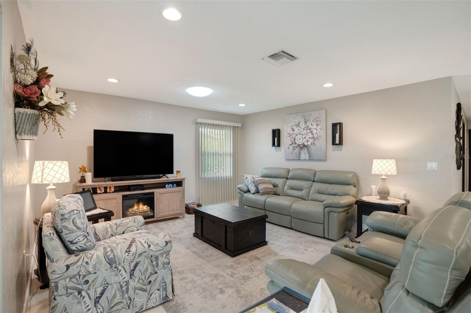VILLAGE GREEN FOREST LAKE 14 - Residential