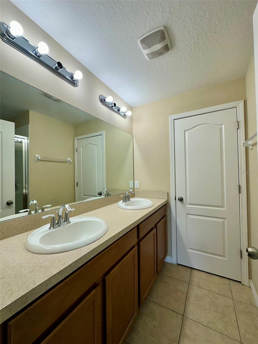 AUTUMNWOOD GROVE - Residential Lease