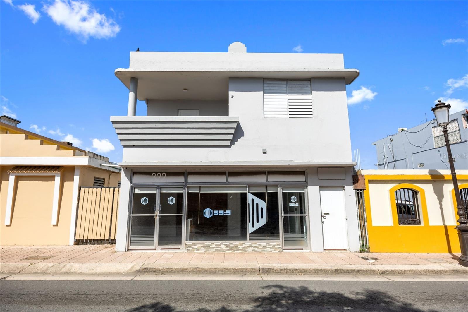 Exceptional investment opportunity in Dorado Pueblo:  a two-story mixed-use property offering strong commercial visibility and residential income potential in one strategic location.
Positioned in a high-traffic, high-exposure area, this property is ideal for a medical practice, professional offices, retail concepts, or business owners seeking a live-work setup with built-in revenue. Just 5 minutes from Dorado Beach, Sabanera de Dorado, and Orlando Health Hospital, the location offers convenience, accessibility, and steady demand.?
First Floor – Commercial Space
The ground level features a spacious commercial unit with an open layout, high ceilings, two half bathrooms and large storefront windows that maximize street presence. Direct street access ensures easy customer entry, making it well-suited for retail, boutique concepts, professional services, café use, or office space.?
Second Floor – Residential Component
The upper level offers a comfortable 3-bedroom, 1-bath apartment with a functional layout and private access separate from the commercial space. The design allows flexibility for owner occupancy or long-term rental income, creating a strong live-work or dual-income opportunity.
A rare mixed-use asset in the heart of Dorado Pueblo, combining visibility, versatility, and income potential in one compelling offering.