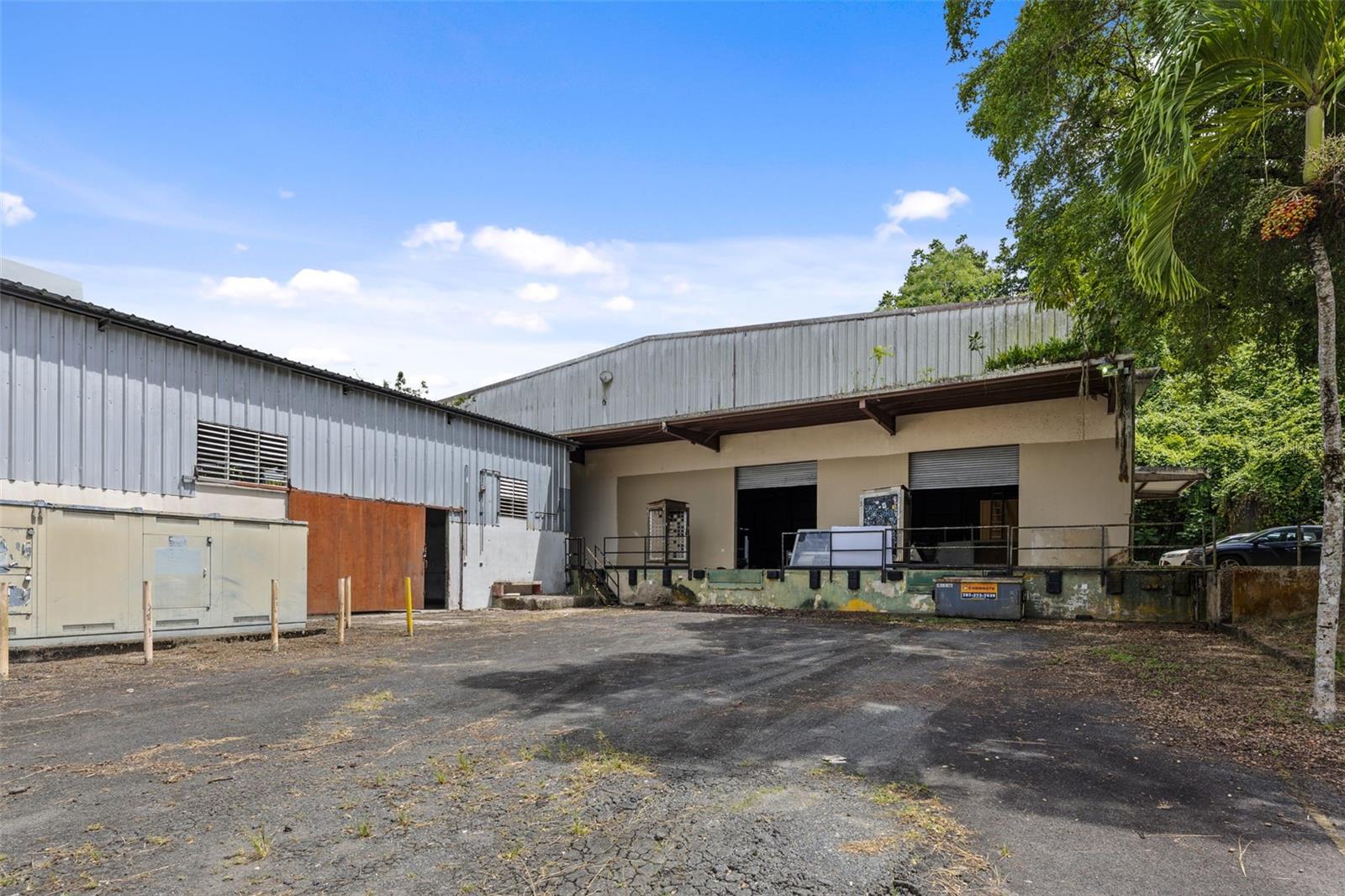 Located on PR-1 in Guaynabo, this industrial property with I-1 zoning sits on an 8,293.12 m² lot and offers excellent functionality for logistics, storage, or light manufacturing. The main warehouse features 14,000 sqft with 30-foot ceilings, two loading docks, and a separate entrance for additional loading. It also includes a 2,500 sqft office area and an additional 3,500 sq ft warehouse with 20-foot ceilings. 
CRIM: $1,512 annually.
