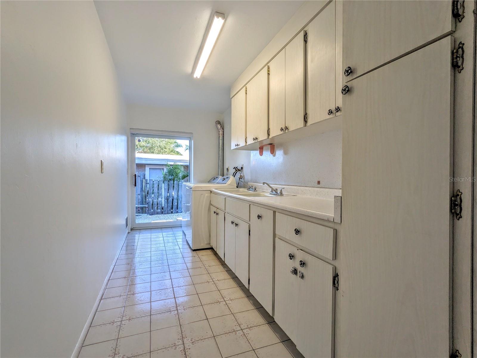 SIESTA ISLES - Residential Lease
