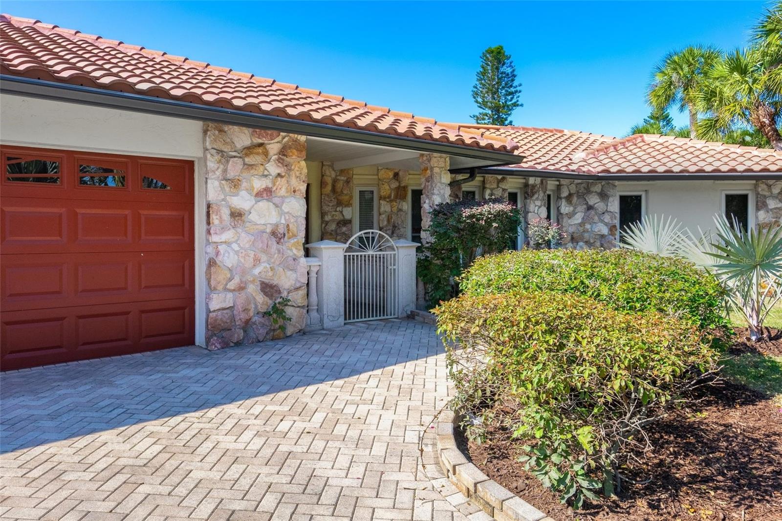 SIESTA ISLES - Residential Lease