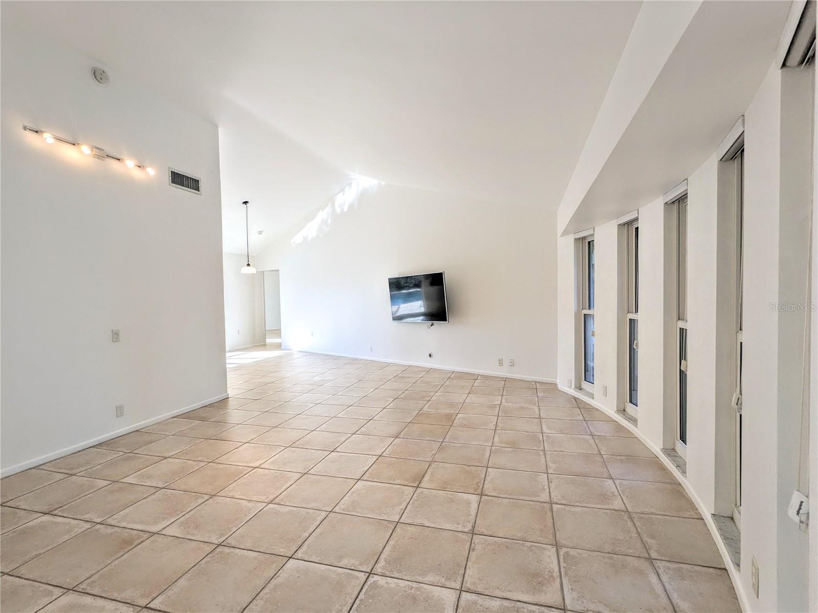 SIESTA ISLES - Residential Lease