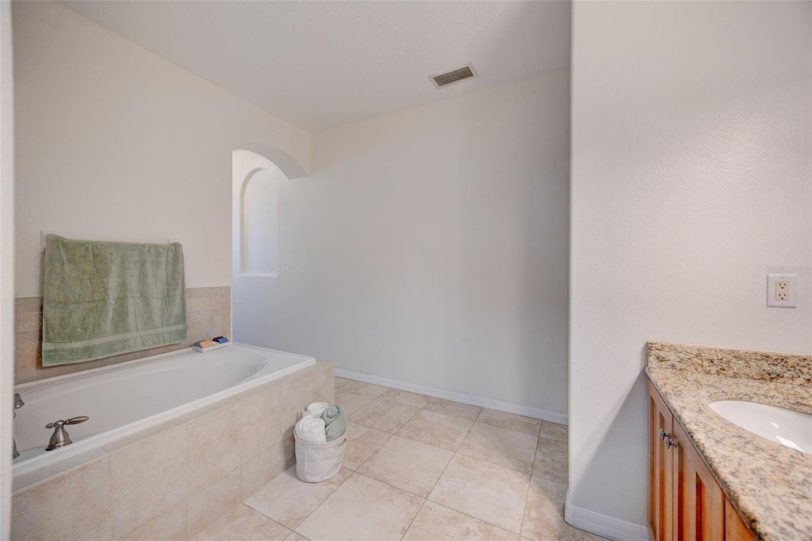 LUXURY CONDO AT FISHHAW - Residential