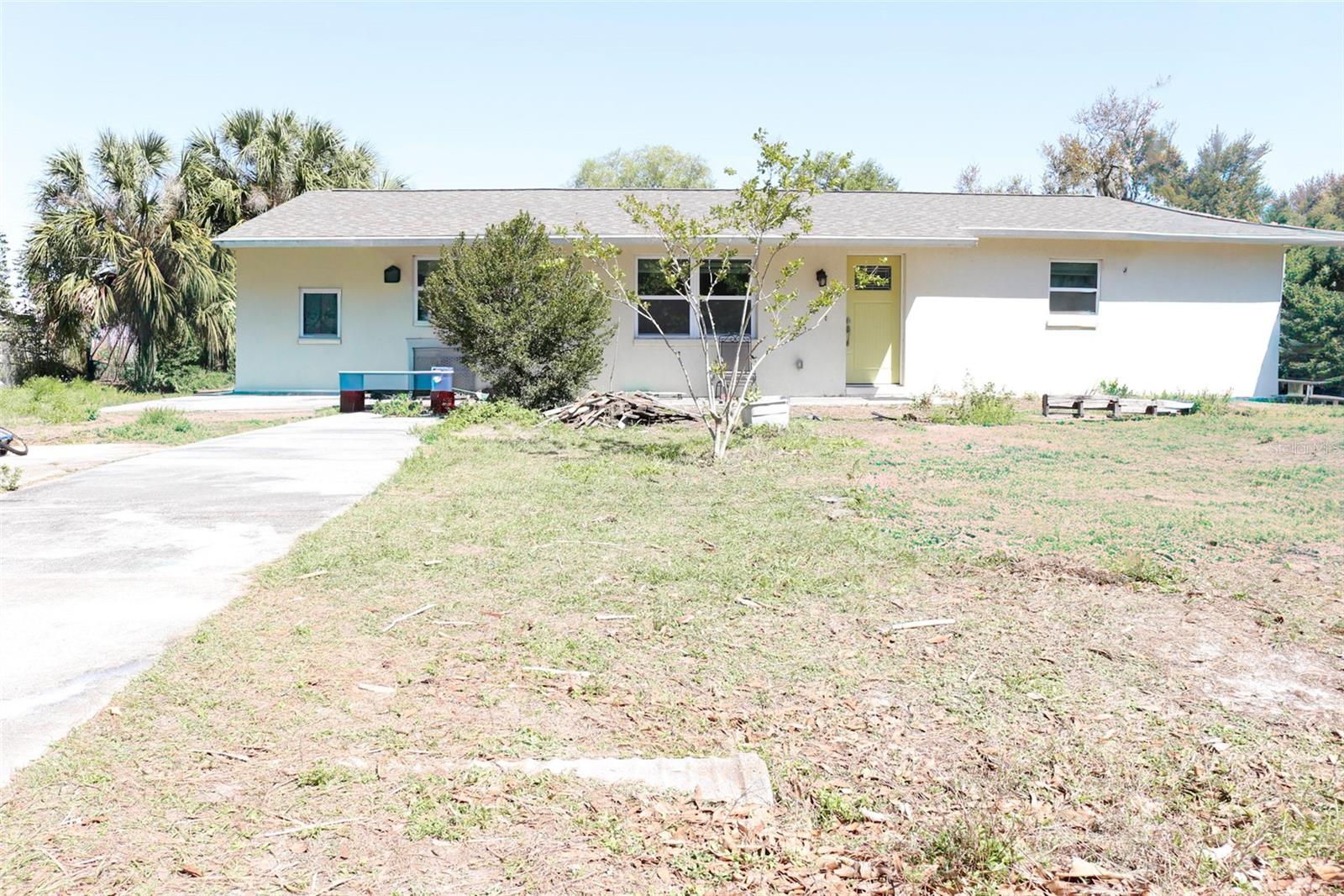 Short Sale. Listing price may not be sufficient to pay the total of all liens and cost of sale, and sale of property at full listing price may require approval of seller's lender(s). Property needs some TLC and is subject to 3rd party approval. Cash only.