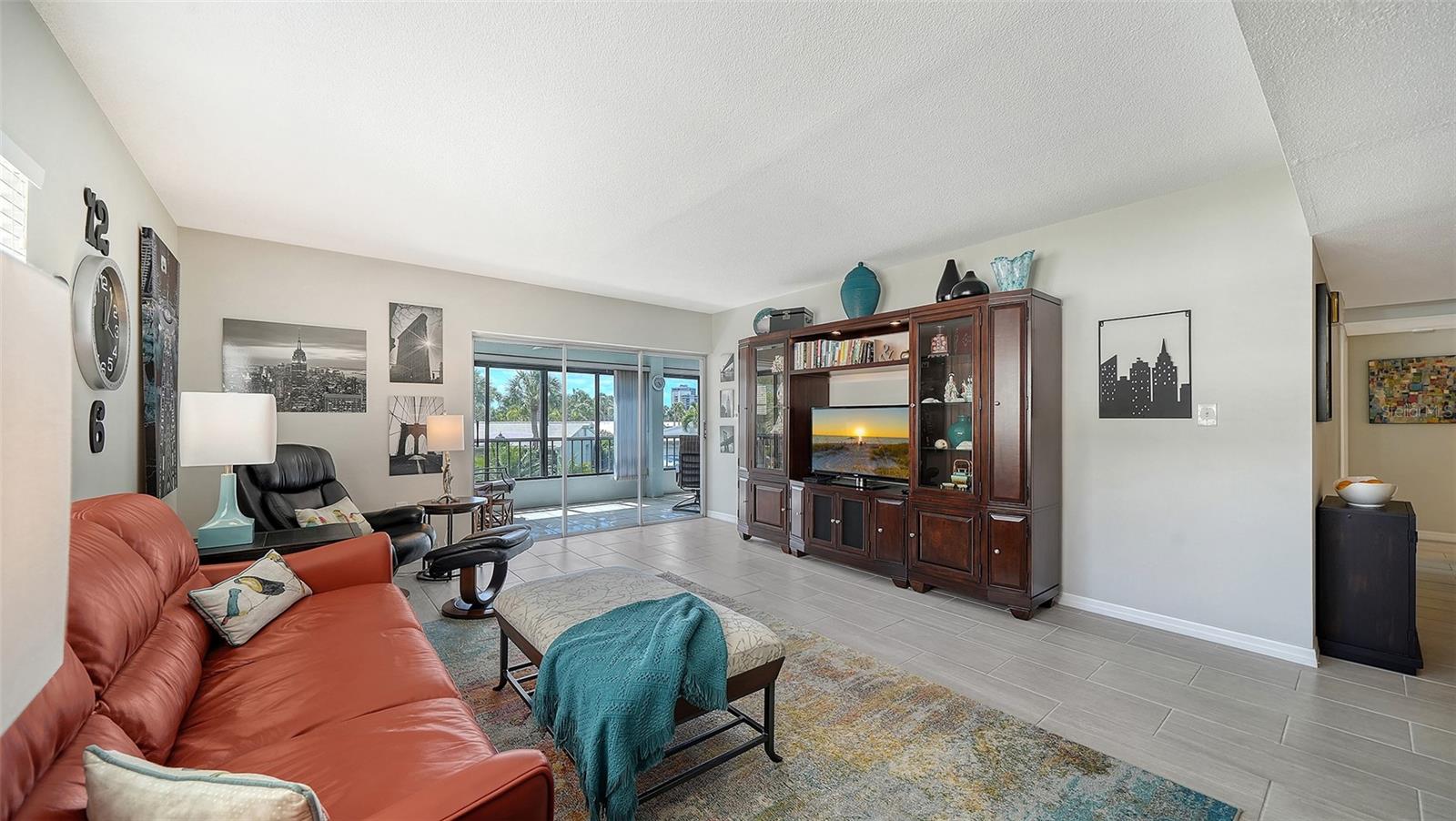WHISPERING SANDS - Residential