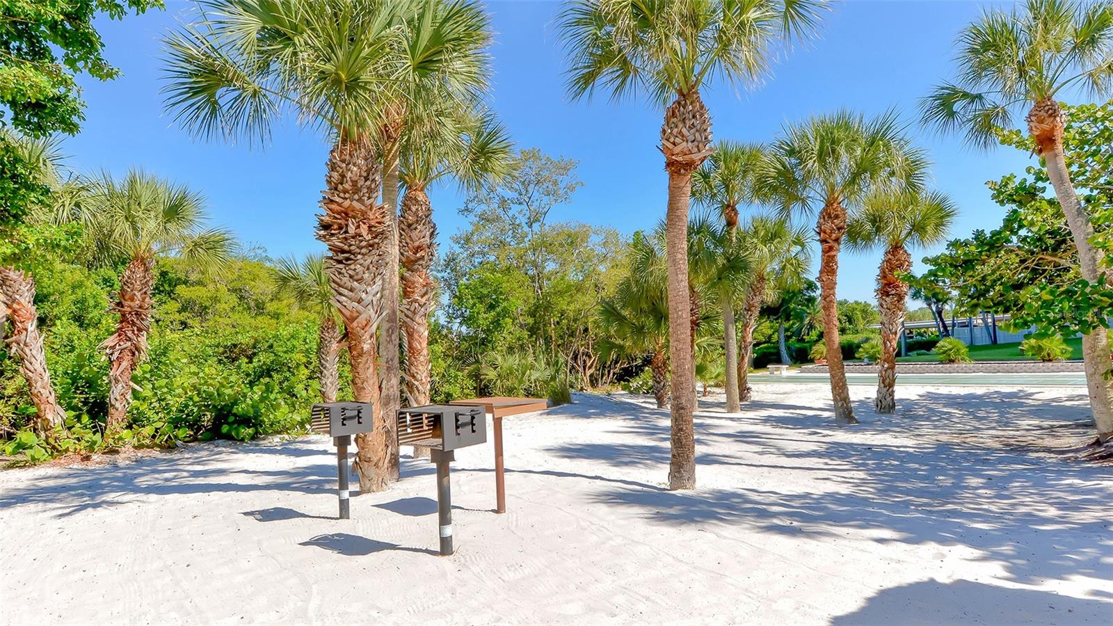 WHISPERING SANDS - Residential
