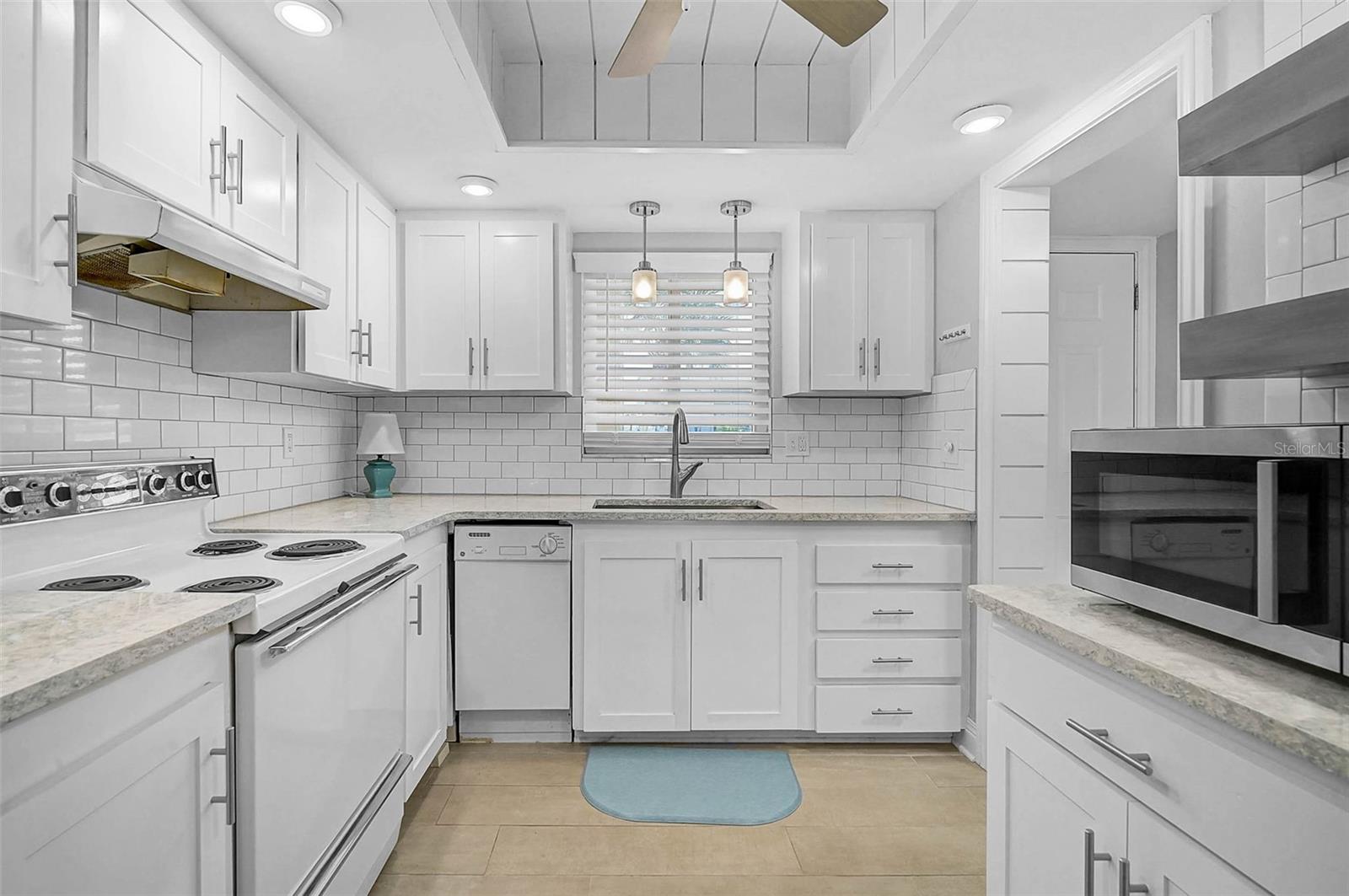 BAYSHORE ON THE LAKE APTS II SEC 2 - Residential