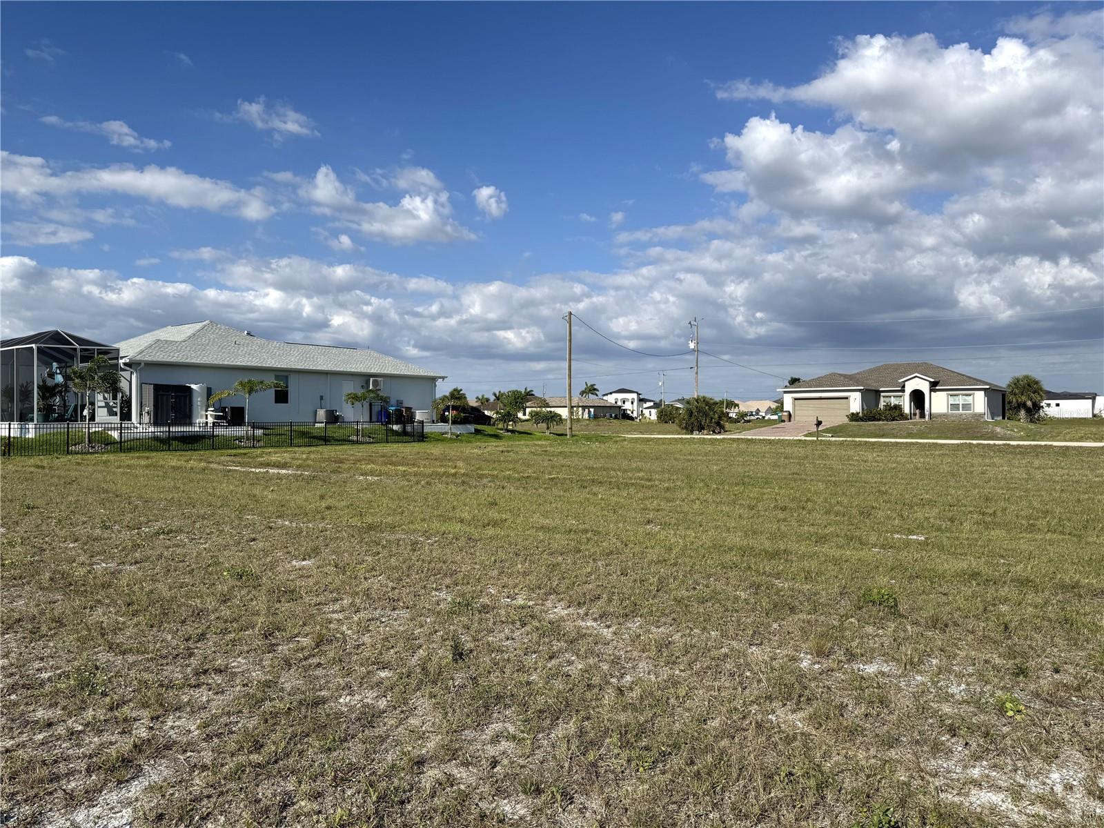 CAPE CORAL - Land