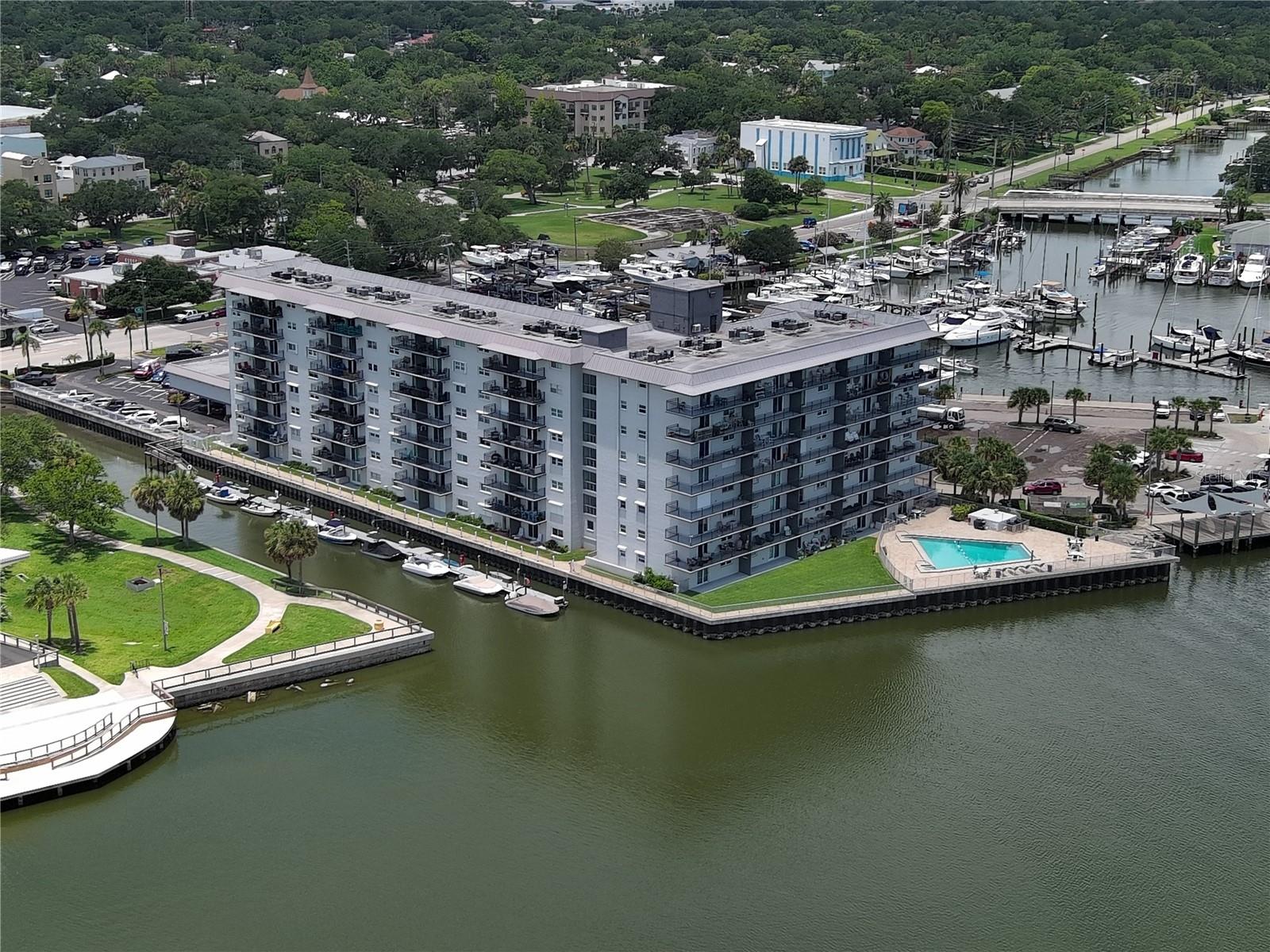 CAPTAINS QUARTERS - Residential