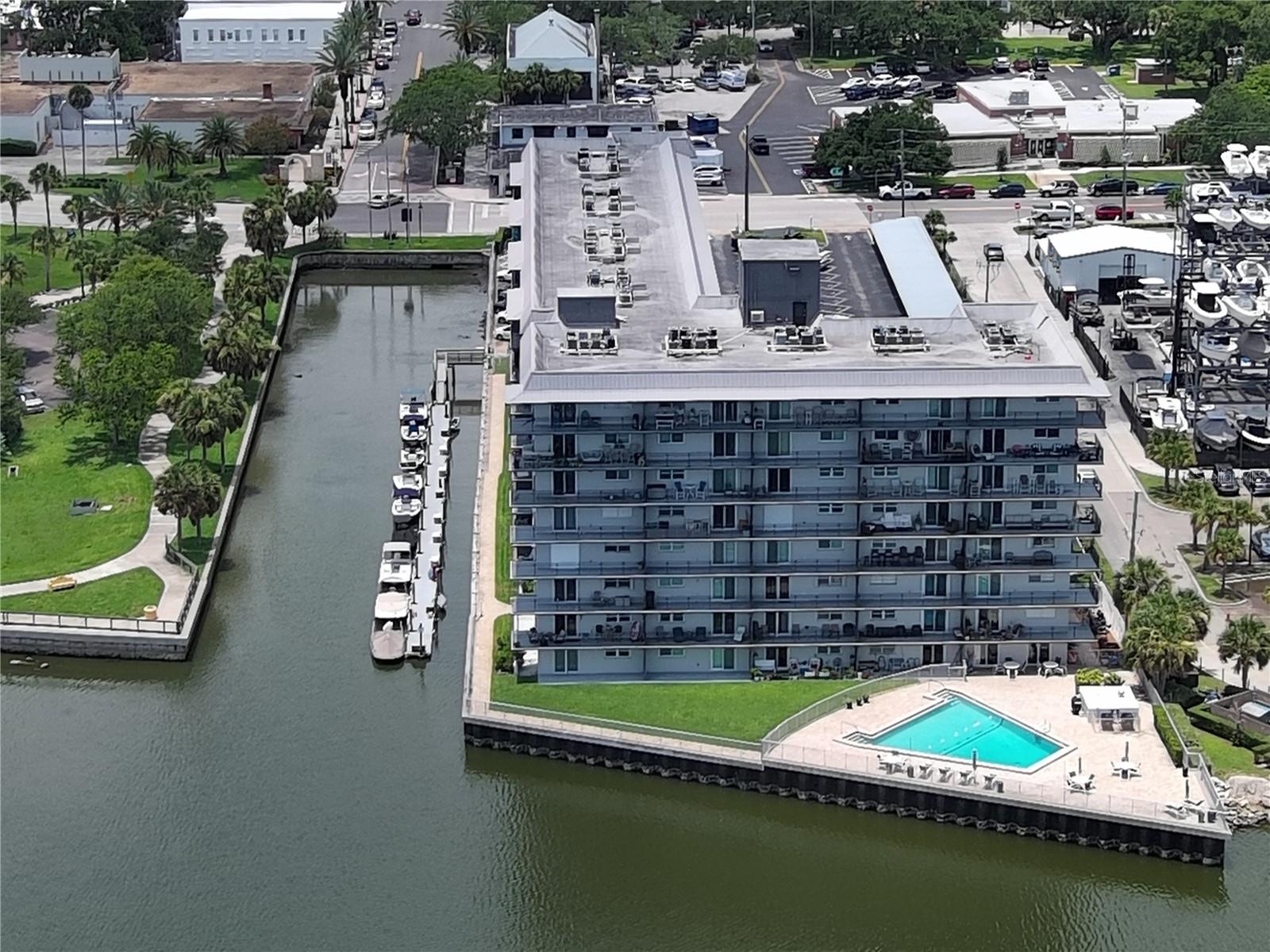 CAPTAINS QUARTERS - Residential